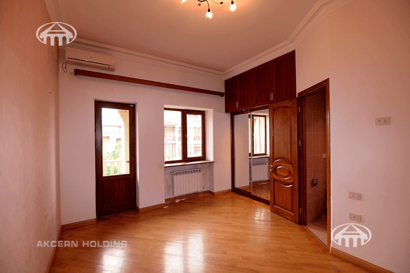 Mansion · 7 rooms · 243 m² · Kentron