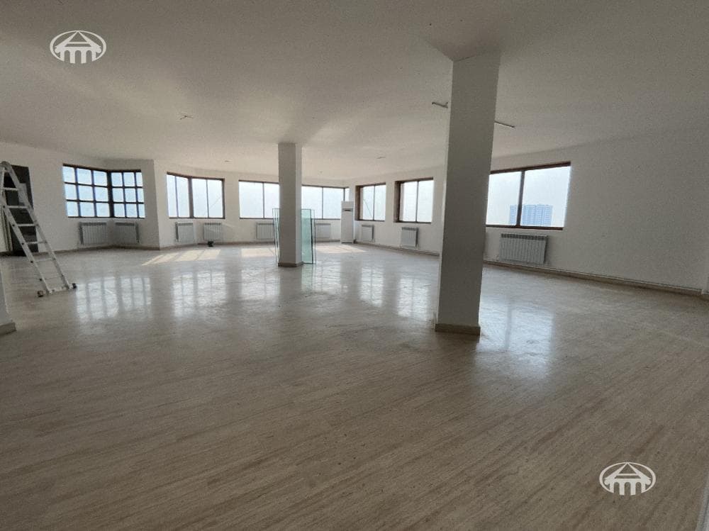 Hotel · 9 rooms · 956 m² · Kentron
