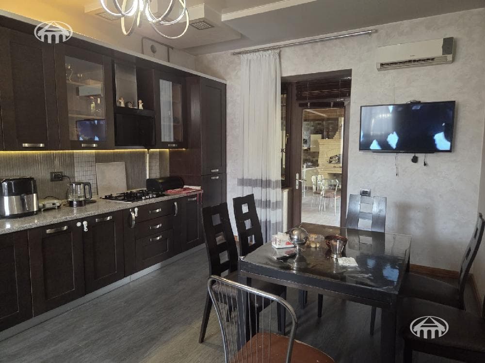 Особняк · 5 комн. · 280 м² · Аджапняк