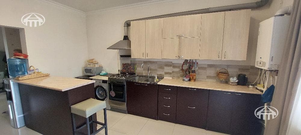 Mansion · 5 rooms · 206 m² · Arinj