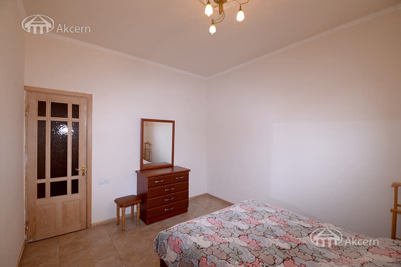 House · 4 rooms · 335 m² · Kentron