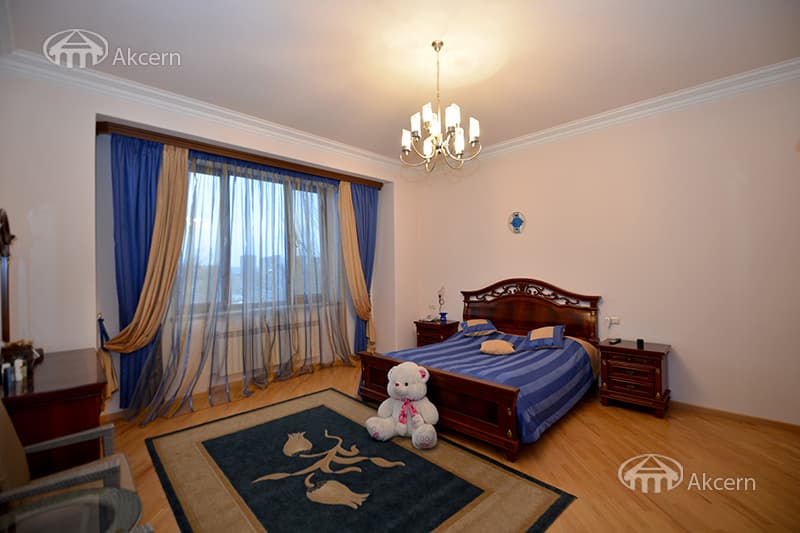 Mansion · 5 rooms · 440 m² · Avan