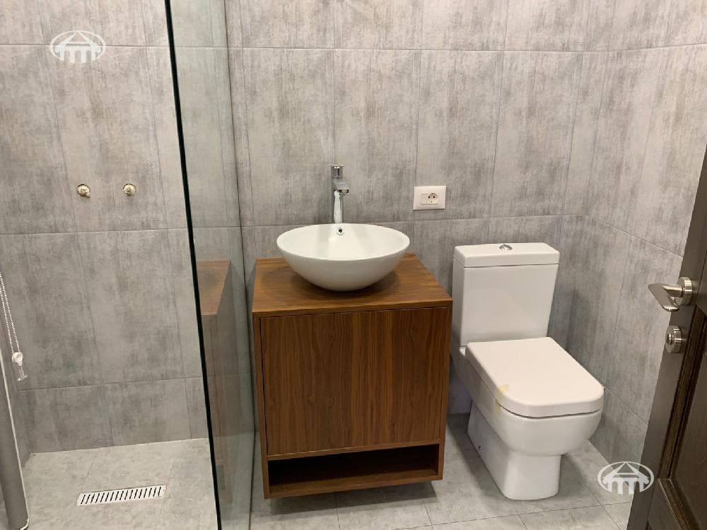 House · 6 rooms · 537 m² · Kentron