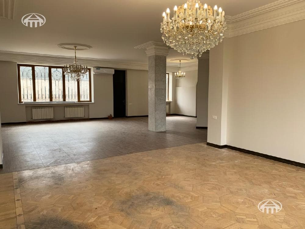 House · 6 rooms · 537 m² · Kentron