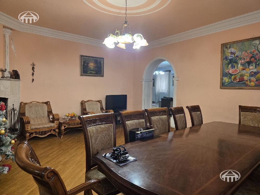 House · 6 rooms · 865 m² · Arabkir
