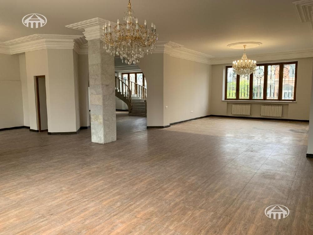 House · 6 rooms · 537 m² · Kentron