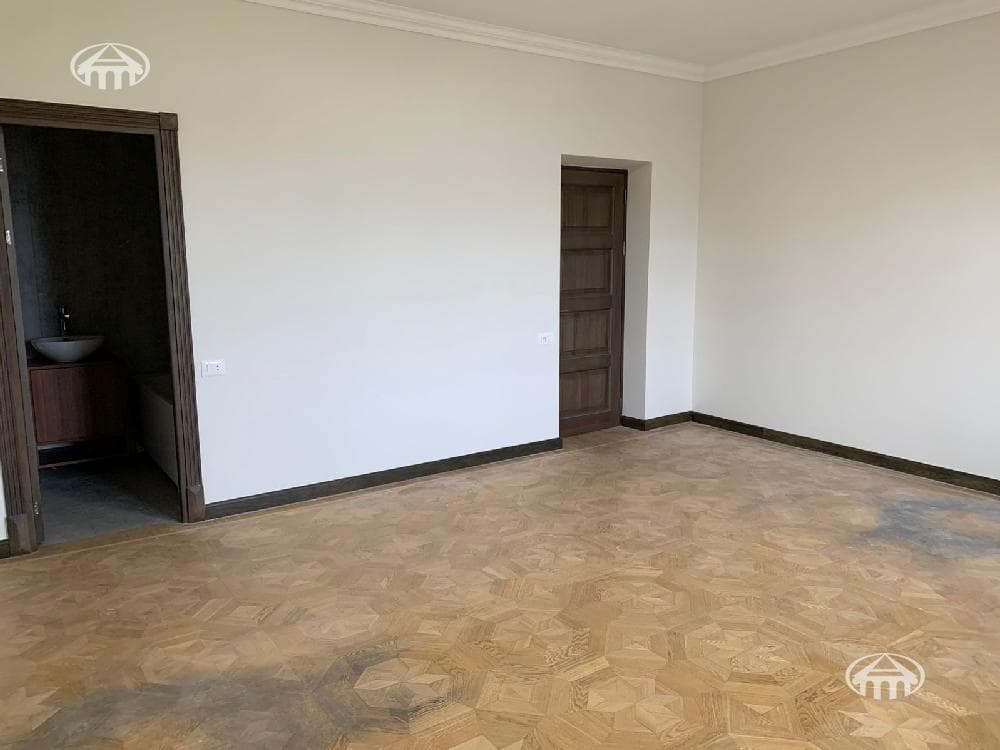House · 6 rooms · 537 m² · Kentron