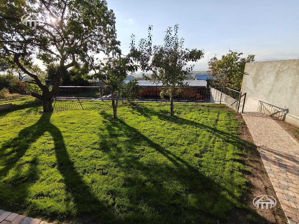 Առանձնատուն · 4 սեն. · 302 մ² · Ձորաղբյուր