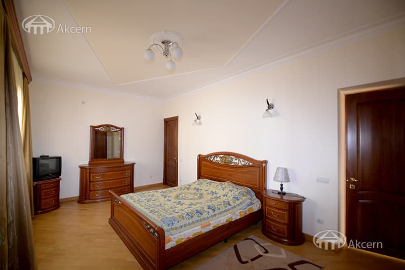 Особняк · 4 комн. · 240 м² · Аджапняк