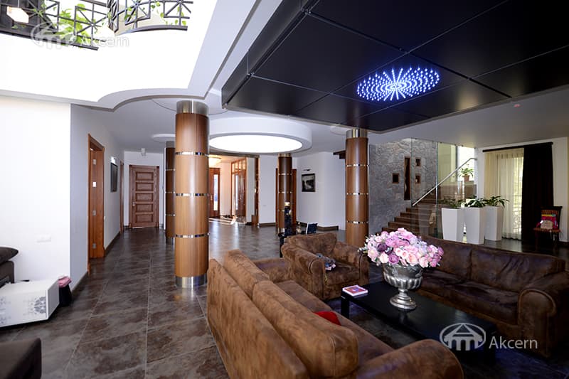 Mansion · 5 rooms · 1,014 m² · Vahagni