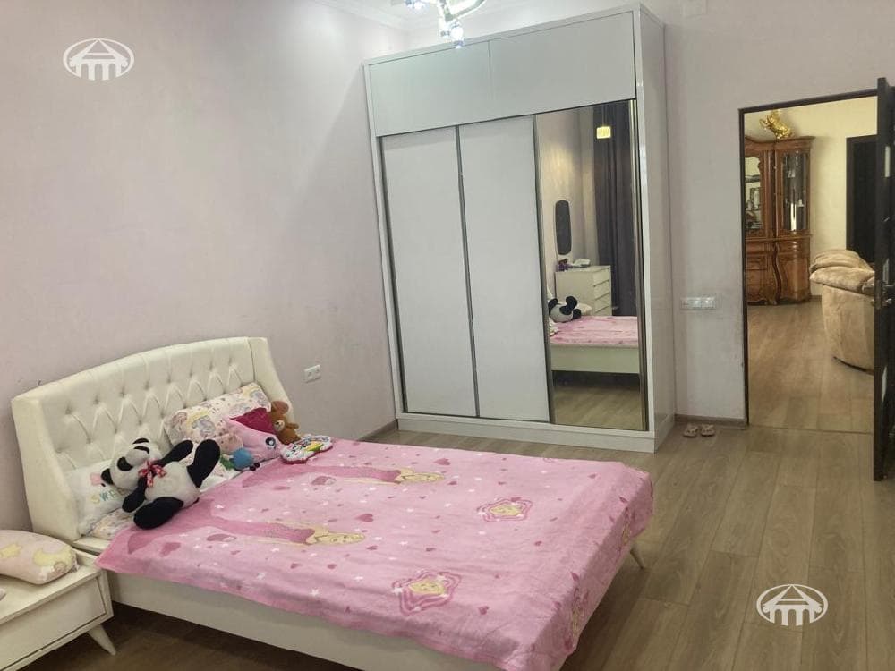 House · 5 rooms · 310 m² · Erebuni