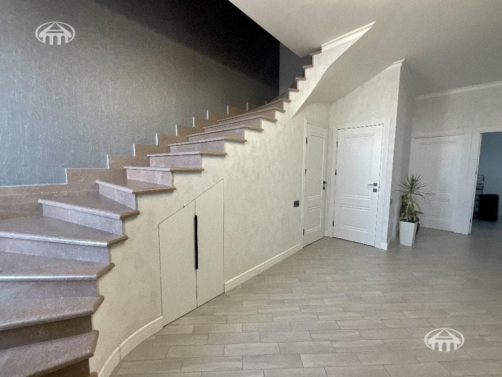 Mansion · 6 rooms · 260 m² · Avan