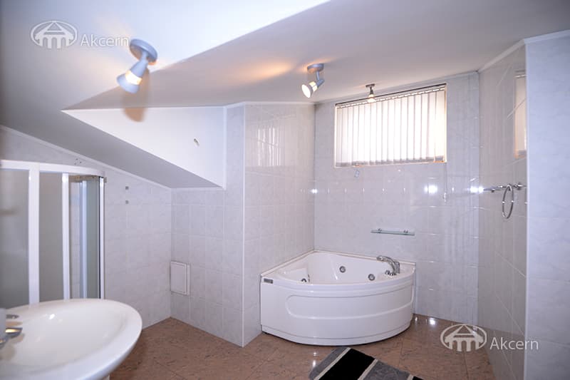Особняк · 7 комн. · 650 м² · Кентрон