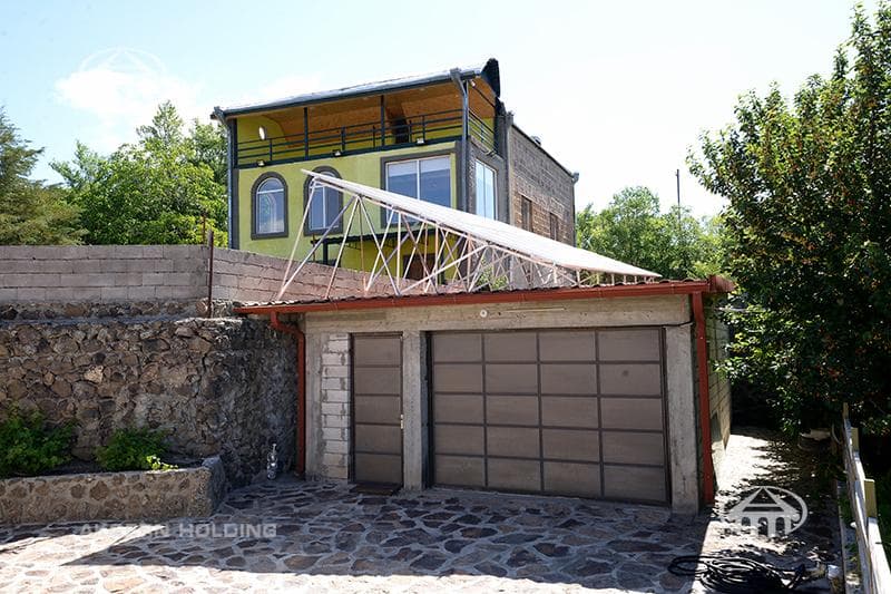 Mansion · 4 rooms · 244 m² · Saghmosavan