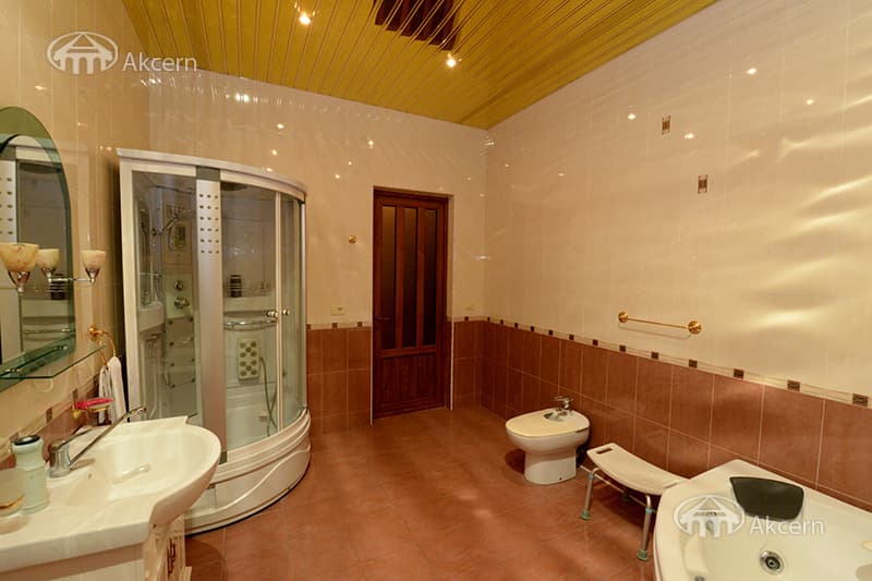 Առանձնատուն · 7 սեն. · 680 մ² · Կենտրոն