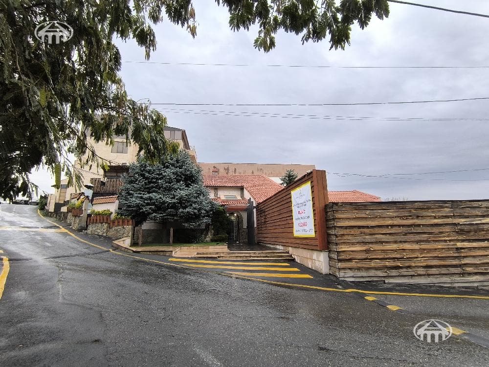Գրասենյակ · 701 մ² · Կենտրոն