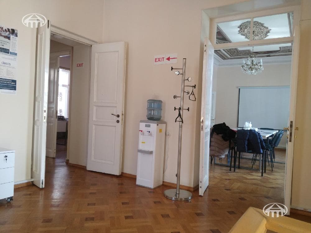 Գրասենյակ · 218 մ² · Կենտրոն