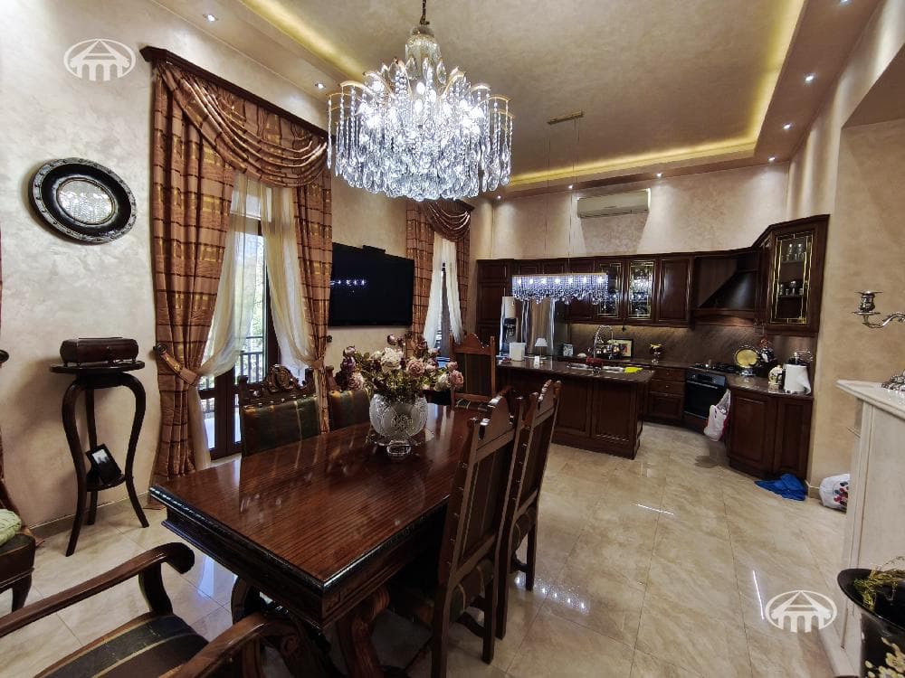 Apartment · 4 rooms · 210 m² · Kentron