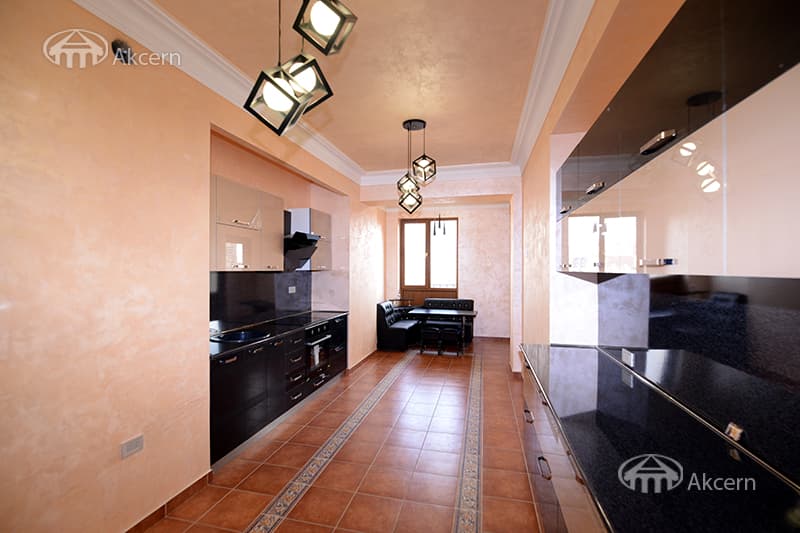 Apartment · 4 rooms · 240 m² · Kentron