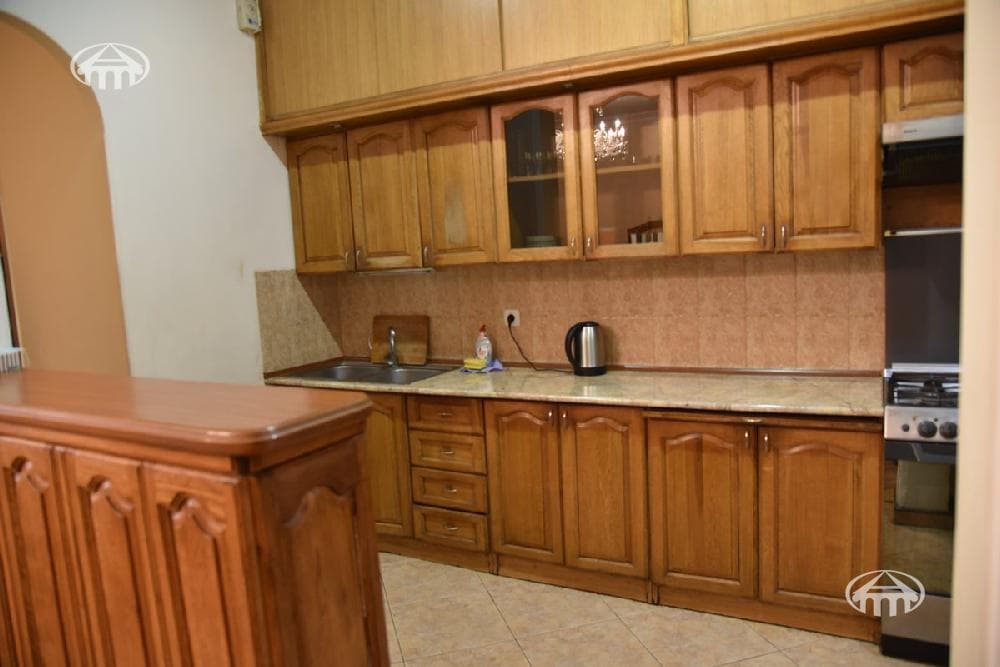 Գրասենյակ · 217 մ² · Կենտրոն