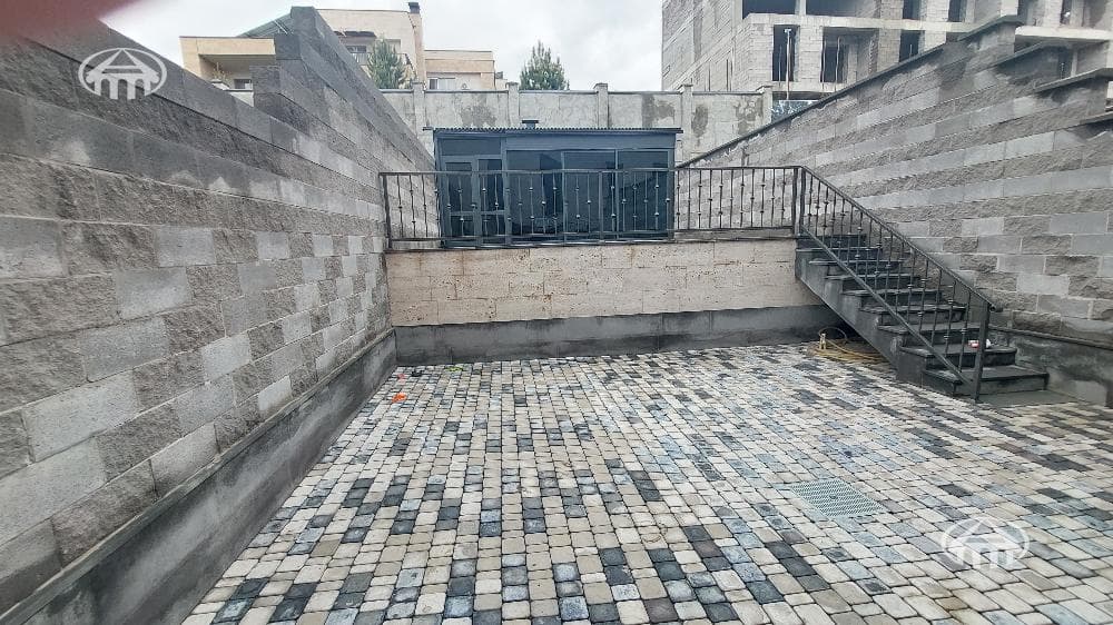 Таунхаус · 4 комн. · 300 м² · Аван