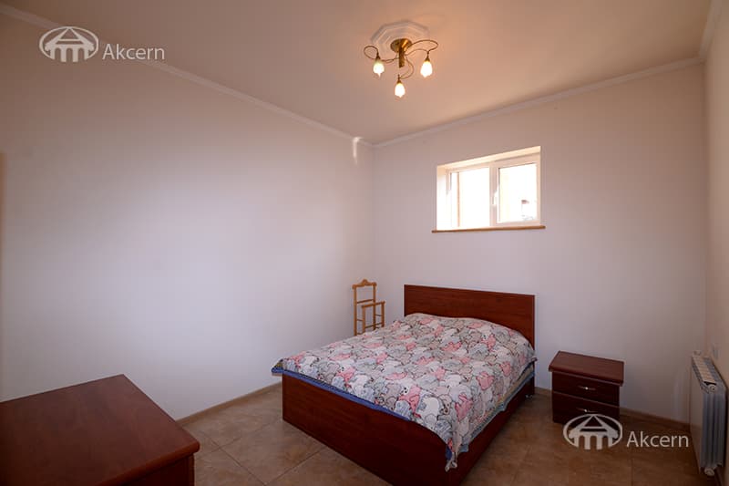 House · 4 rooms · 335 m² · Kentron