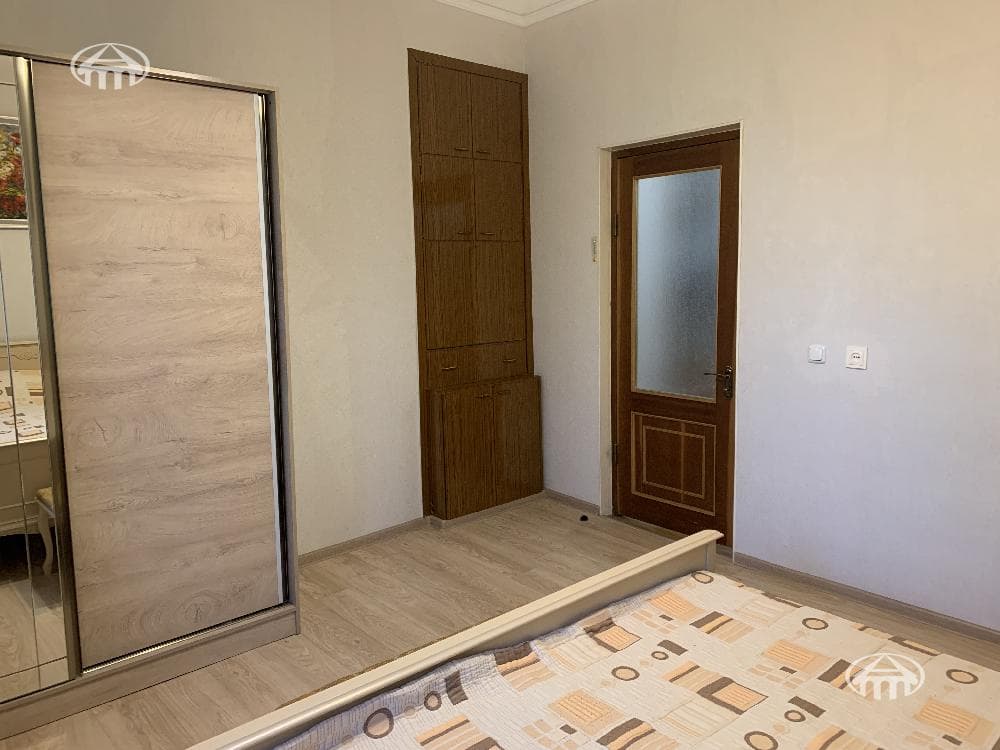 House · 3 rooms · 316 m² · Kentron