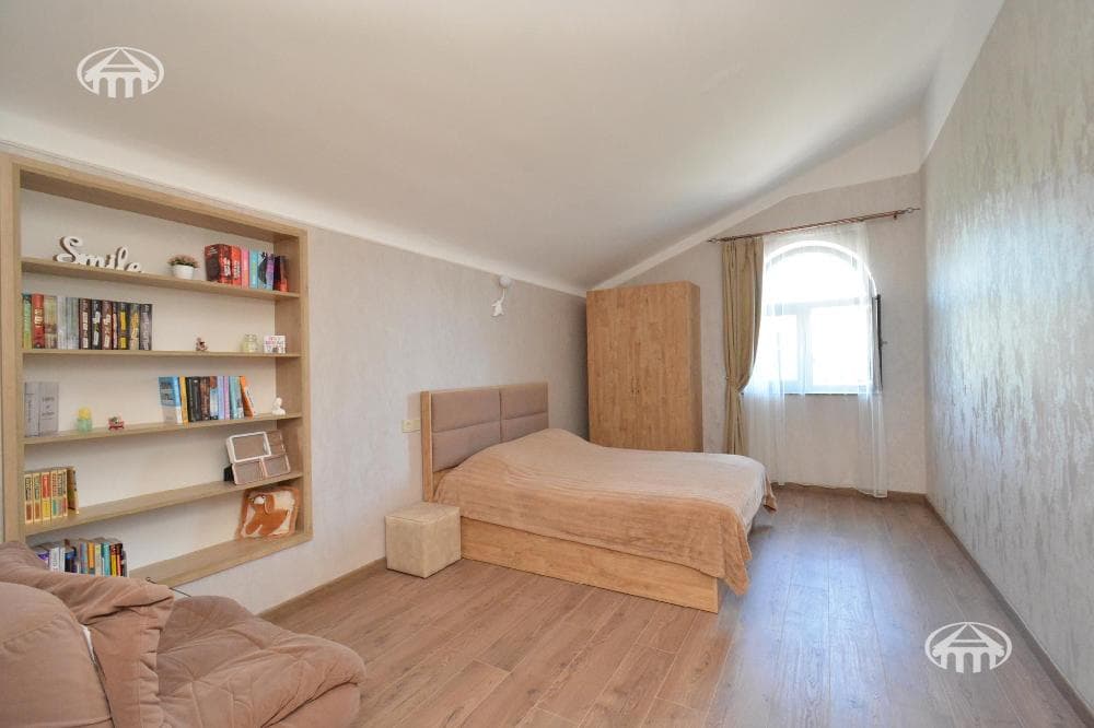 Особняк · 4 комн. · 272 м² · Птгни