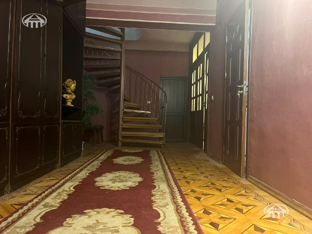 Mansion · 8 rooms · 425 m² · Gugark