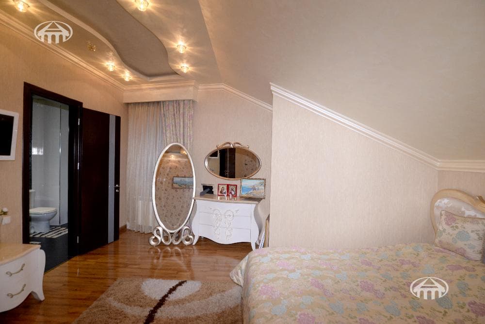Квартира · 5 комн. · 300 м² · Кентрон