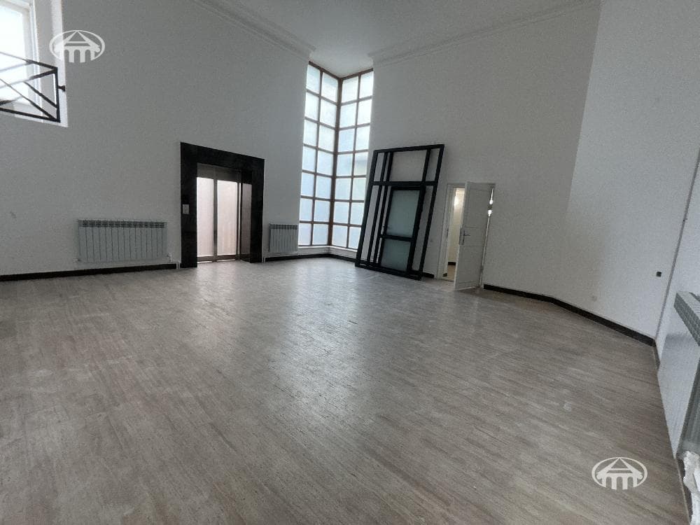 Hotel · 9 rooms · 956 m² · Kentron