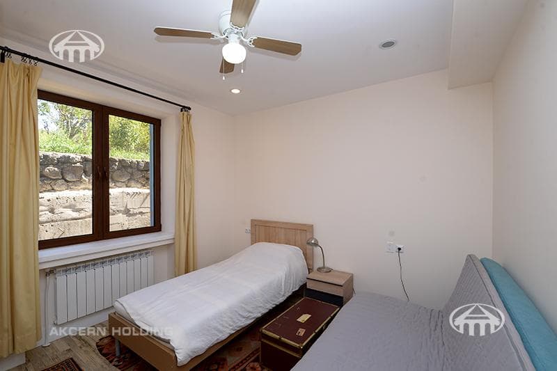 Mansion · 4 rooms · 244 m² · Saghmosavan
