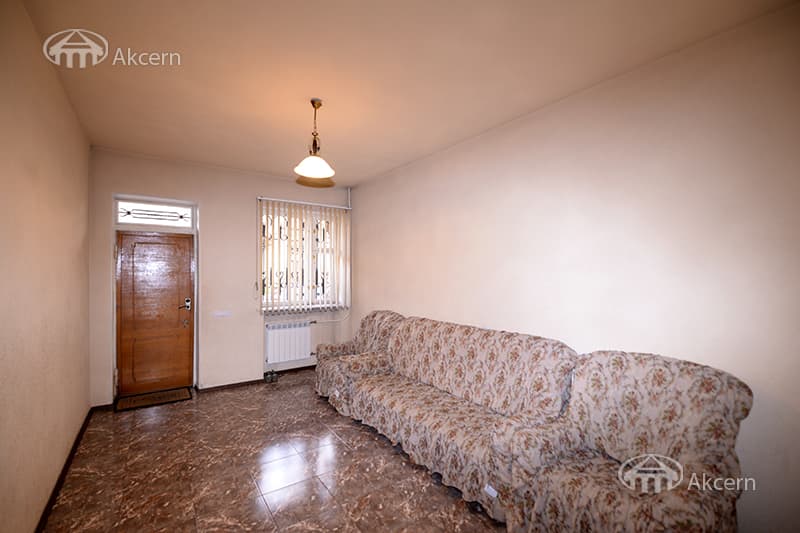 House · 7 rooms · 460 m² · Kentron