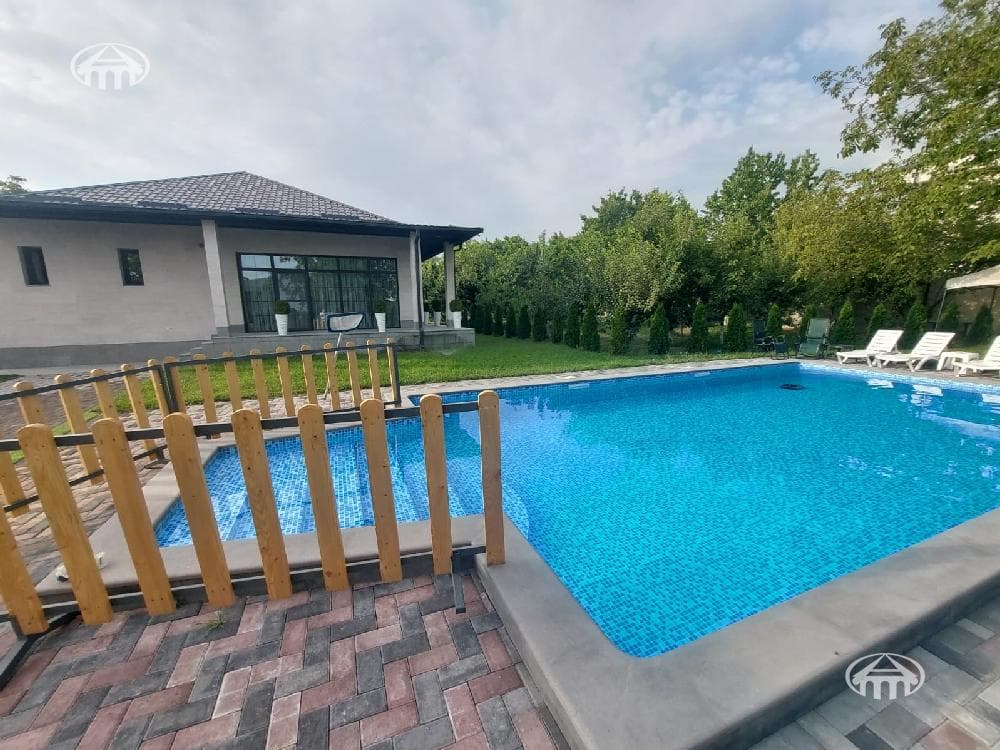 Mansion · 5 rooms · 150 m² · v. Arinj