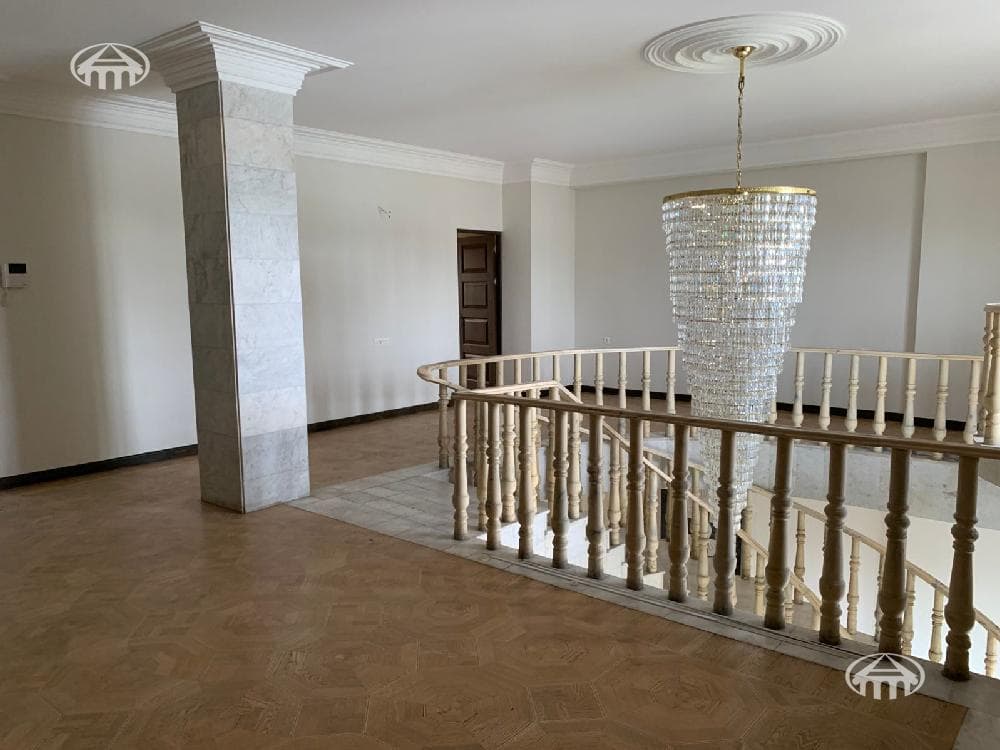 House · 6 rooms · 537 m² · Kentron
