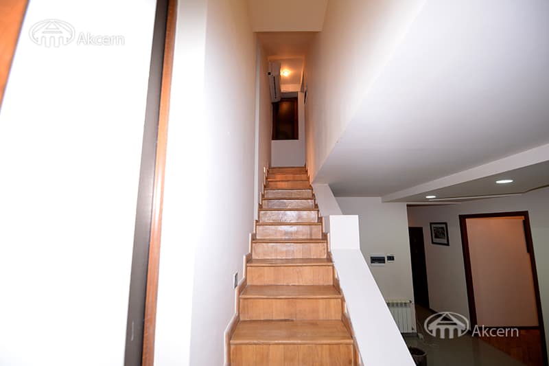 Hotel · 230 m² · Kentron