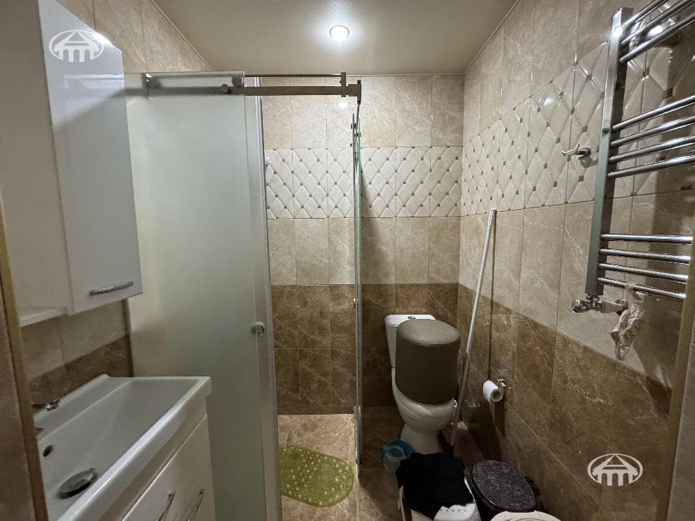 House · 5 rooms · 242 m² · Kentron