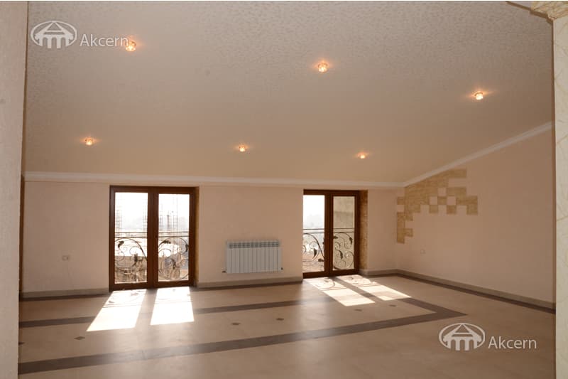 Дом · 5 комн. · 467 м² · Кентрон