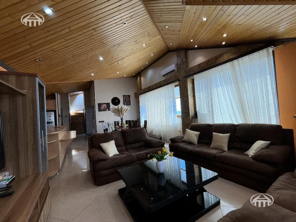Квартира · 4 комн. · 115 м² · Кентрон