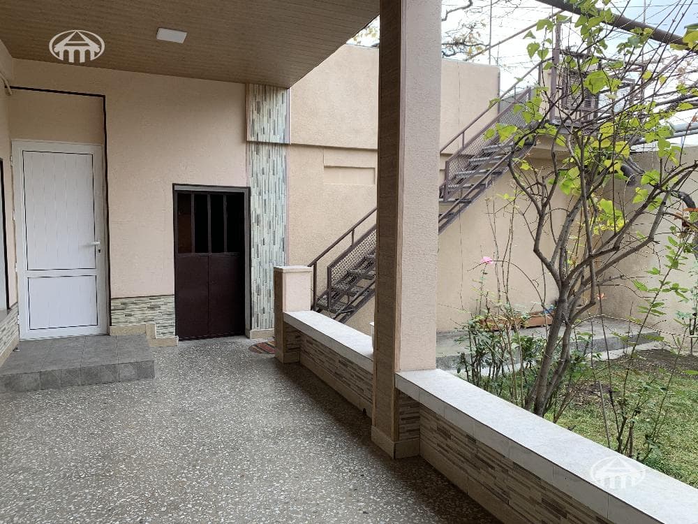 House · 4 rooms · 256 m² · Ajapnyak