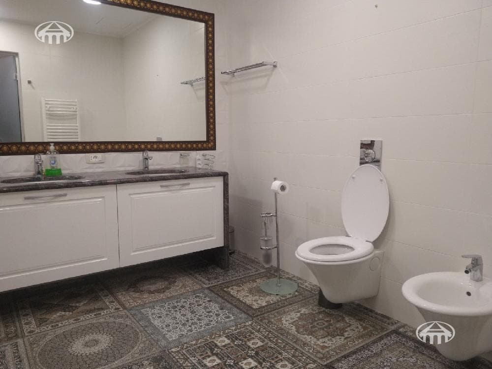 Квартира · 4 комн. · 200 м² · Кентрон