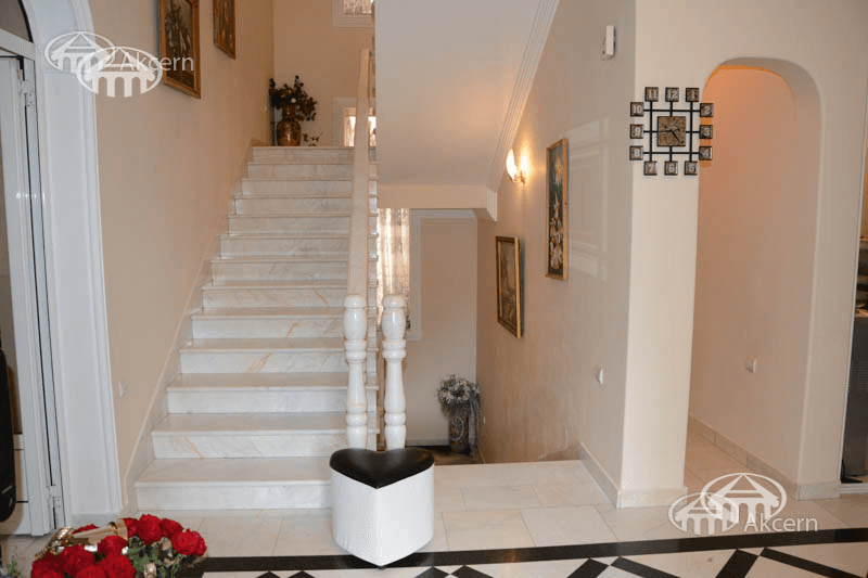 Mansion · 7 rooms · 560 m² · Kentron