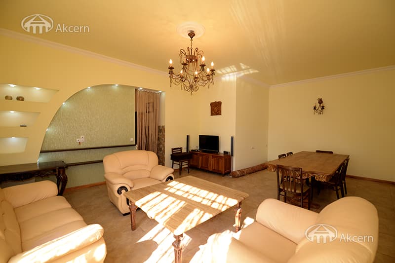 House · 4 rooms · 335 m² · Kentron