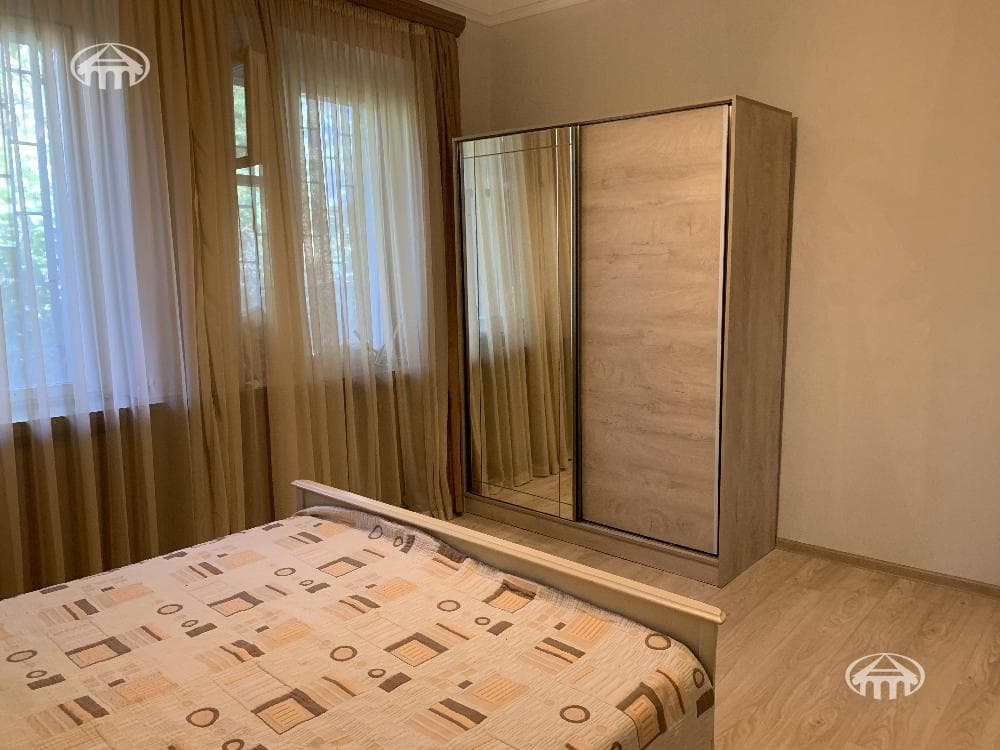 House · 3 rooms · 316 m² · Kentron