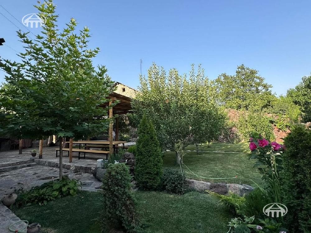 Retail · 265 m² · Oshakan