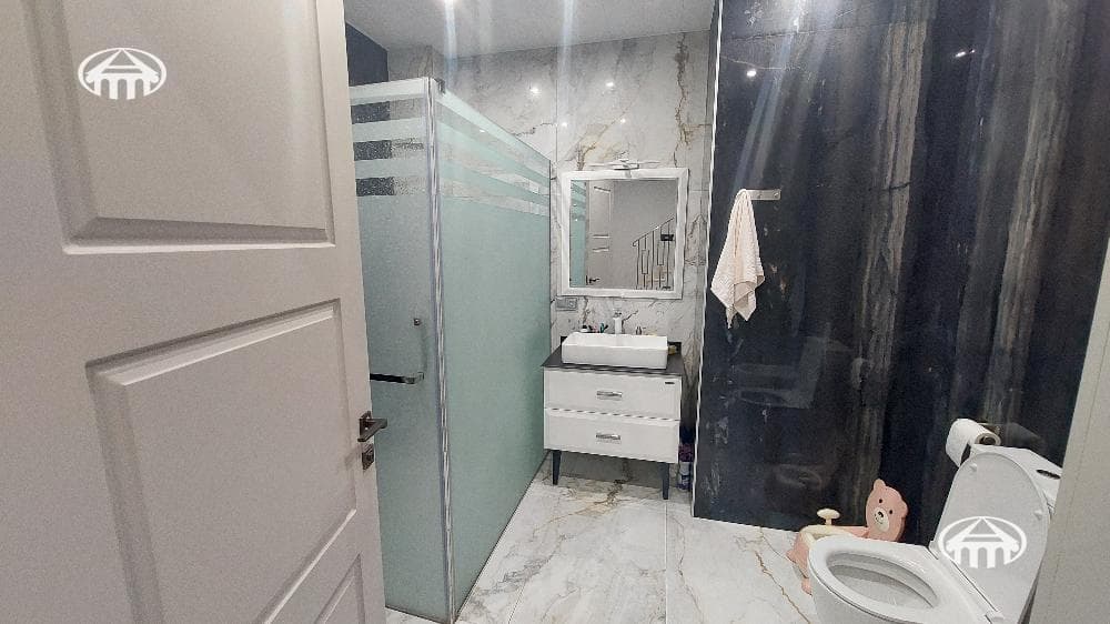 Таунхаус · 4 комн. · 300 м² · Аван