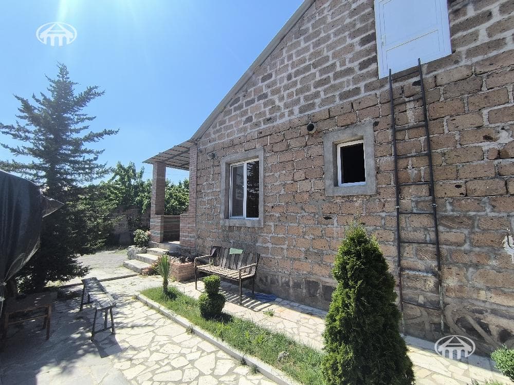 Mansion · 4 rooms · 104 m² · Arinj