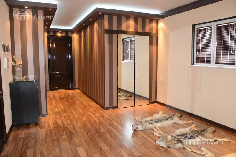 Առանձնատուն · 7 սեն. · 330 մ² · Կենտրոն