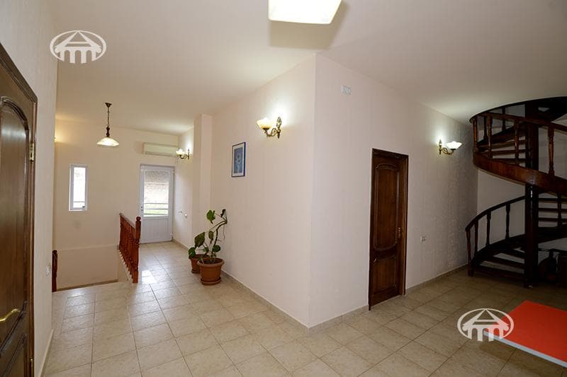 House · 6 rooms · 273 m² · Arabkir