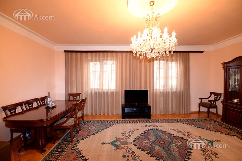 House · 7 rooms · 460 m² · Kentron